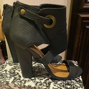 Women’s Michael Antonio heeled booties with snakeskin texture in black. Sz 9